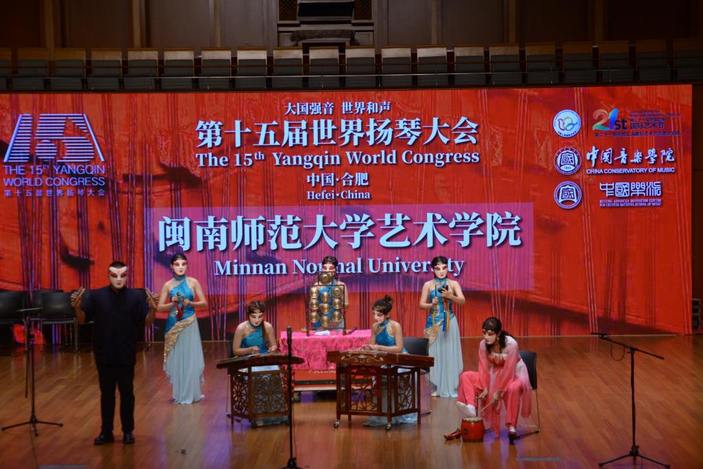 詹金娘老师（右一）与学生一起表演大小扬琴重奏《丑弄》、《闽南节庆》